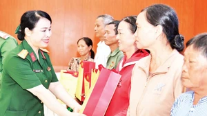 Lãnh đạo Ban Phụ nữ Quân đội trao 100 suất quà tặng gia đình chính sách ở xã Hòn Đất.