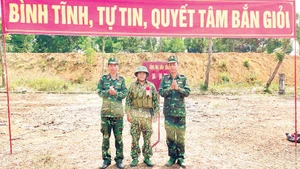 Ban chỉ huy Tiểu đoàn 5 tuyên dương học viên bắn giỏi.