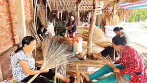 Làng nghề bó chổi Mỹ An tạo việc làm cho nhiều lao động tại địa phương.