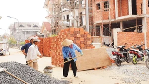 Một công trình xây dựng tại Quận 7, Thành phố Hồ Chí Minh. (Ảnh TÙNG QUANG)