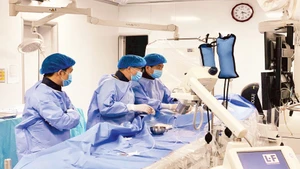 Kíp mổ Bệnh viện Quân y 121 thực hiện phẫu thuật với trang thiết bị hiện đại.
