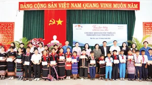 Trao học bổng Vừ A Dính tặng học sinh người dân tộc thiểu số có hoàn cảnh khó khăn. (Ảnh BẢO KÍNH)