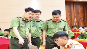 Học viên tham dự kỳ thi tập trung kết thúc khóa học.