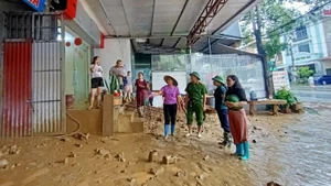 Lãnh đạo phường Đức Xuân kiểm tra, chỉ đạo các lực lượng hỗ trợ người dân khắc phục hậu quả ngập úng. (Ảnh: PHƯƠNG THẢO)