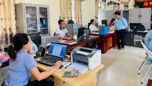 Chính quyền cấp xã đã khắc phục khó khăn ban đầu về cơ sở vật chất để ổn định hoạt động hiệu quả. (Trong ảnh: Hoạt động tại trụ sở xã Bạch Thông). (Ảnh: THU NGUYỆT).