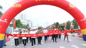 Lãnh đạo tỉnh Thái Nguyên và nhân dân hoàn thành lộ trình đi bộ. (Ảnh: TUẤN SƠN).