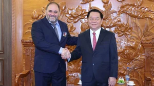 Đồng chí Nguyễn Trọng Nghĩa và đồng chí Guillermo Rehermann. (Ảnh: TTXVN) 