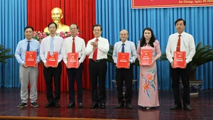 Lãnh đạo tỉnh An Giang trao quyết định cho các đồng chí lãnh đạo Báo và Phát thanh Truyền hình An Giang.