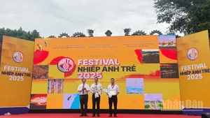Thứ trưởng Tạ Quang Đông trao giải thưởng và chứng nhận cho 2 tác giả đoạt Huy chương Vàng.