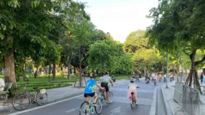 Người dân thủ đô Hà Nội đạp xe hưởng ứng tuần lễ "Ta đi xe đạp" lần thứ 7.