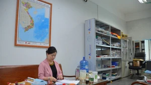 Cán bộ văn phòng Sở Công thương hoàn tất công tác lưu trữ hồ sơ trước khi chuyển đến Trung tâm hành chính mới tại Quy Nhơn. 