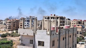 Khói bốc lên sau các cuộc không kích của Israel xuống tỉnh Suweida, miền nam Syria, ngày 15/7/2025. (Ảnh: THX/TTXVN)