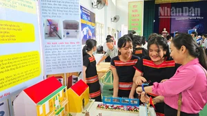 Đại biểu trải nghiệm các sản phẩm của học sinh Trường tiểu học-trung học cơ sở Đăk Dục.