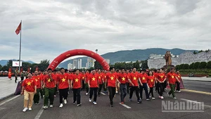 Hơn 5.000 người bao gồm cán bộ, chiến sĩ lực lượng vũ trang, công chức, viên chức, đoàn viên thanh niên và nhân dân trên toàn tỉnh Gia Lai đã tham gia hoạt động đi bộ