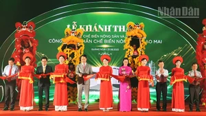 Các đại biểu cắt băng khánh thành Nhà máy chế biến nông sản và dược liệu Sao Mai