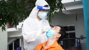 Các nhân viên y tế lấy mẫu Covid-9 trên địa bàn Quận 7, năm 2022. (Ảnh: THẾ ANH)