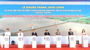 Các đại biểu bấm nút khởi công cầu Ngọc Hồi.