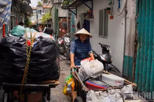 Sinh hoạt của người dân ở Khu Mả Lạng chật hẹp, không bảo đảm phòng cháy chữa cháy. (Ảnh: THẾ ANH)