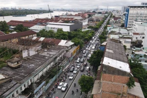 Tiểu khu Cảng Quận 4 (cảng Nhà Rồng-Khánh Hội) tọa lạc ở trung tâm thành phố, có vị trí đặc biệt tiếp giáp đường Nguyễn Tất Thành hiện nay lưu thông đi lại chật hẹp cần được quy hoạch và nâng cấp. (Ảnh: VÕ LÊ)