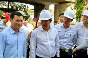 Chủ tịch Ủy ban nhân dân Thành phố Hồ Chí Minh Nguyễn Văn Được khảo sát và đánh giá tiến độ thực hiện tại công trình cải tạo bờ Bắc kênh Đôi. (Ảnh: QUÝ HIỀN)