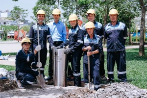 Công ty cổ phần Cấp nước Thủ Đức lắp đặt trụ nước uống tại vòi tại Công viên Phú Hữu, phường Long Trường. (Ảnh: QUÝ HIỀN)