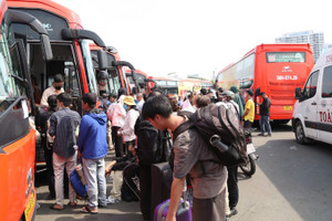 Đến ngày 10/3, có 8 đơn vị vận tải chạy tuyến cố định thông báo điều chỉnh tăng giá trên 50 tuyến, với mức tăng từ 5% đến 36% do tác động từ chi phí nhiên liệu. (Ảnh: QUÝ HIỀN)