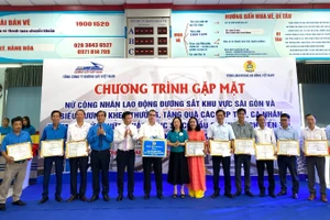 Tổng Liên đoàn Lao động Việt Nam và Tổng Công ty Đường sắt Việt Nam biểu dương, tặng quà cho các tập thể, cá nhân tham gia khắc phục sự cố cầu Ghềnh, sáng 13/3 (Ảnh: QUÝ HIỀN)