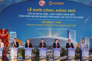 Các đồng chí Nguyên lãnh đạo Trung ương, lãnh đạo Thành ủy Thành phố Hồ Chí Minh nhấn nút động thổ dự án Khu liên hợp thể dục thể thao Rạch Chiếc. (ảnh: QUANG QUÝ)