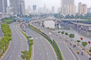 Đường Võ Văn Kiệt là một trong những trục giao thông lớn, kết nối đông tây Thành phố. (Ảnh: VÕ LÊ)