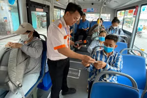Theo kế hoạch, trong tháng 4 năm nay, người dân Thành phố Hồ Chí Minh sẽ được miễn 100% vé xe buýt đi lại trong nội thành (Ảnh: QUÝ HIỀN)
