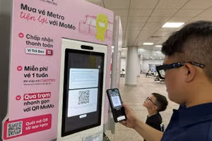 Hành khách thanh toán không dùng tiền mặt mua vé tàu để đi metro (Ảnh: QUÝ HIỀN)