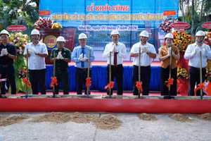 Lãnh đạo xã Nhà Bè tham dự khởi công Công trình nâng cấp Trường trung học cơ sở Nguyễn Bỉnh Khiêm (cơ sở 1 và cơ sở 2). (Ảnh: VÕ LÊ)