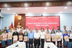 Cơ quan Đại diện Báo Nhân Dân tại khu vực miền Nam cùng Hội đồng nhân dân, Ủy ban nhân dân xã Nhà Bè trao tặng báo Xuân Nhân Dân Bính Ngọ 2026 tại xã Nhà Bè. (Ảnh: KIM NGỌC)
