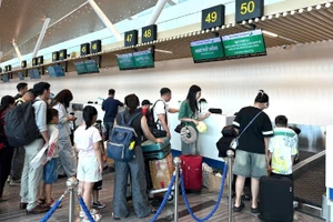 Hành khách làm thủ tục bay ở nhà ga T3 sân bay Tân Sơn Nhất. (Ảnh: VÕ LÊ)