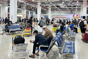 Hành khách bắt đầu đổ về Bến xe Miền Đông mới mua vé về quê đón Tết. (Ảnh: QUÝ HIỀN)