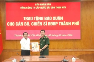 Lãnh đạo Tổng Công ty Cấp nước Sài Gòn trách nhiệm hữu hạn Một thành viên trao tặng Báo Xuân Nhân Dân Bính Ngọ 2026 cho cán bộ, chiến sĩ Bộ đội Biên phòng Thành phố Hồ Chí Minh. (Ảnh: NHẬT THÀNH)
