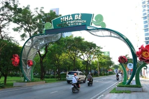 “Cổng chào xã Nhà Bè” lắp đặt trên tuyến đường Nguyễn Hữu Thọ. (Ảnh: THẾ ANH)