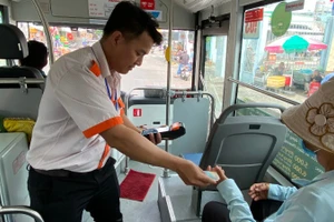 Hành khách đi các tuyến xe buýt điện trên địa bàn Thành phố. (Ảnh: QUÝ HIỀN)