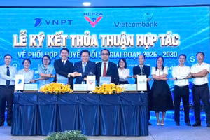 Ban Quản lý các Khu chế xuất và Công nghiệp Thành phố Hồ Chí Minh cùng các đơn vị ký kết hợp tác nhằm thúc đẩy chuyển đổi số, phát triển hạ tầng số cho các khu chế xuất, khu công nghiệp. (Ảnh: VÕ LÊ)
