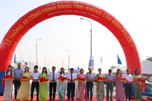 Sở Xây dựng Thành phố Hồ Chí Minh tổ chức thông xe Công trình nâng tĩnh không cầu Bình Phước 1 trên quốc lộ 1. (Ảnh: VÕ LÊ)
