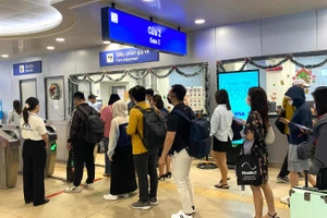 Hành khách mua vé và qua hệ thống kiểm soát đi Metro số 1 Bến Thành-Suối Tiên (ảnh: VÕ LÊ)