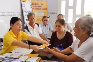 Chăm lo chế độ chính sách cho người cao tuổi, phường An toàn khu. (Ảnh: QUÝ HIỀN)