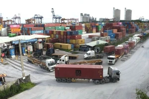 Chuyên chở hàng hóa ra vào cảng ở Thành phố Hồ Chí Minh (Ảnh: QUÝ HIỀN)