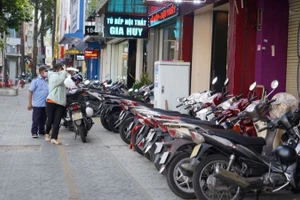 Vỉa hè được kẻ vạch để bảo đảm trật tự và chừa lối đi cho người đi bộ. (Ảnh: THẾ ANH)