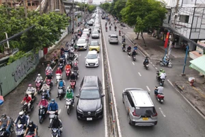 Thành phố Hồ Chí Minh thống nhất phương án mở rộng đường Nguyễn Tất Thành giúp giải tỏa ùn tắc tại cửa ngõ khu nam, tạo điều kiện đồng bộ hạ tầng ven sông Sài Gòn. (Ảnh: VÕ LÊ)