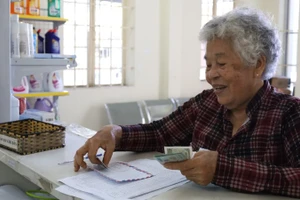 Người cao tuổi được chăm lo khám, chữa bệnh bảo hiểm y tế miễn phí. (Ảnh: VÕ LÊ)