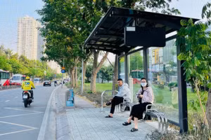 Một nhà chờ xe buýt mới được lắp đặt trên trục đường Nguyễn Hữu Thọ, xã Nhà Bè. (Ảnh: QUÝ HIỀN)