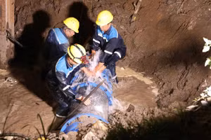 Công nhân đơn vị cấp nước nỗ lực khắc phục sự cố xì bể đường ống nước nhằm sớm khôi phục việc cấp nước sạch cho người dân thành phố (Ảnh: QUÝ HIỀN)