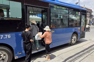 Người dân Thành phố Hồ Chí Minh sử dụng xe buýt điện. (Ảnh: QUÝ HIỀN)