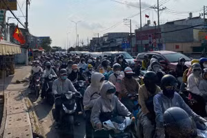 Quốc lộ 1, đoạn từ đường Kinh Dương Vương đến ranh tỉnh Long An thường xuyên ùn tắc giao thông vào các dịp lễ, Tết (Ảnh: VÕ LÊ)